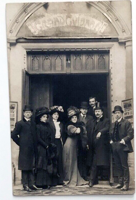 photograph of eight people outside the theatre of the Grand Guignol. Probably taken in spring 1908. Three women and five men, I currently have no names for them.